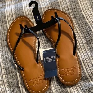 NWT abercrombie faux leather flip flops